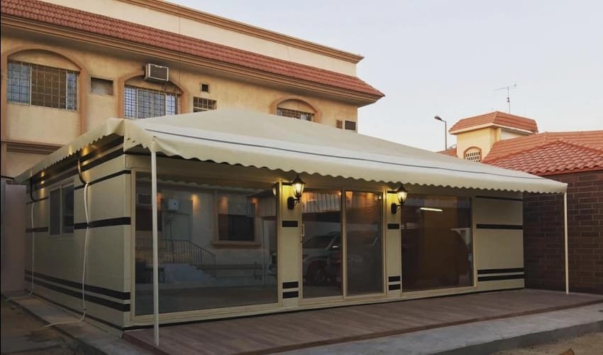 نقوم بتركيب سواتر حوش وفلل في الرياض بأشكال جمالية متعددة مثل الخشب البلاستيكي والحديد المجلفن، لحماية الخصوصية ومنع الغبار، مع ضمان جودة وتثبيت متين.

