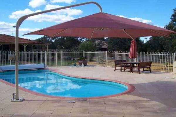 أنواع مظلات حدائق مزايا مظلات الرمال : لماذا تعد خيار مثالي في المناطق الحارة