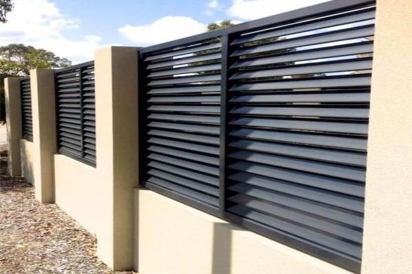 سواتر في الرياض من الحديد: الخيار الأمثل لحماية الخصوصية