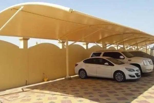 مظلات سيارات قماشية مزايا مظلات الرمال : لماذا تعد خيار مثالي في المناطق الحارة