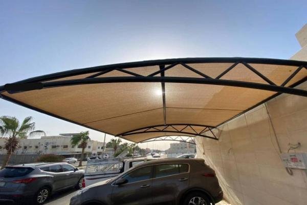 مظلة للسيارة بجودةعالية مزايا مظلات الرمال : لماذا تعد خيار مثالي في المناطق الحارة