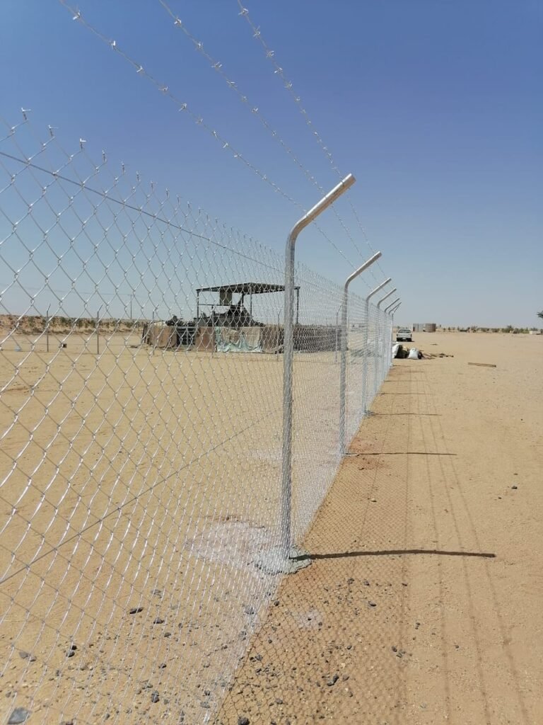 تسوير أراضي حوطة بني تميم بشبوك شائك أو لفات مجلفنة قوية.