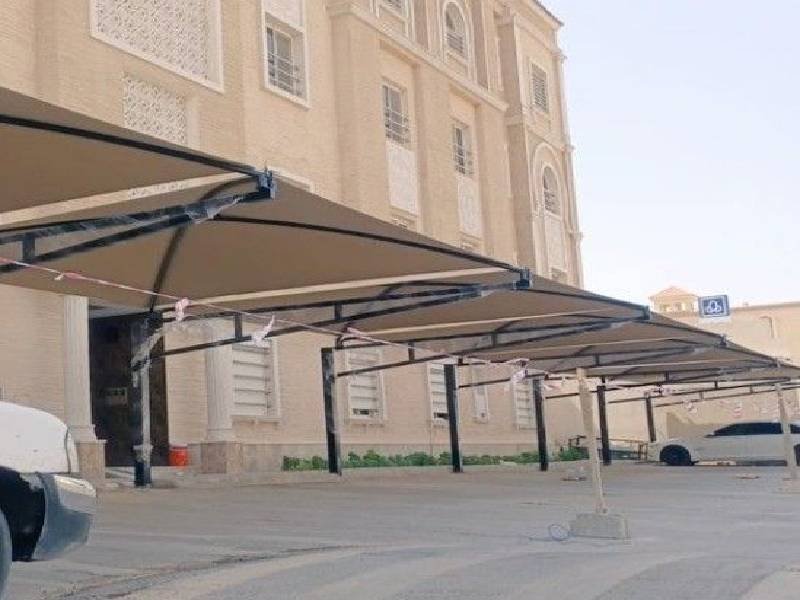 فني تركيب مظلات في العليا